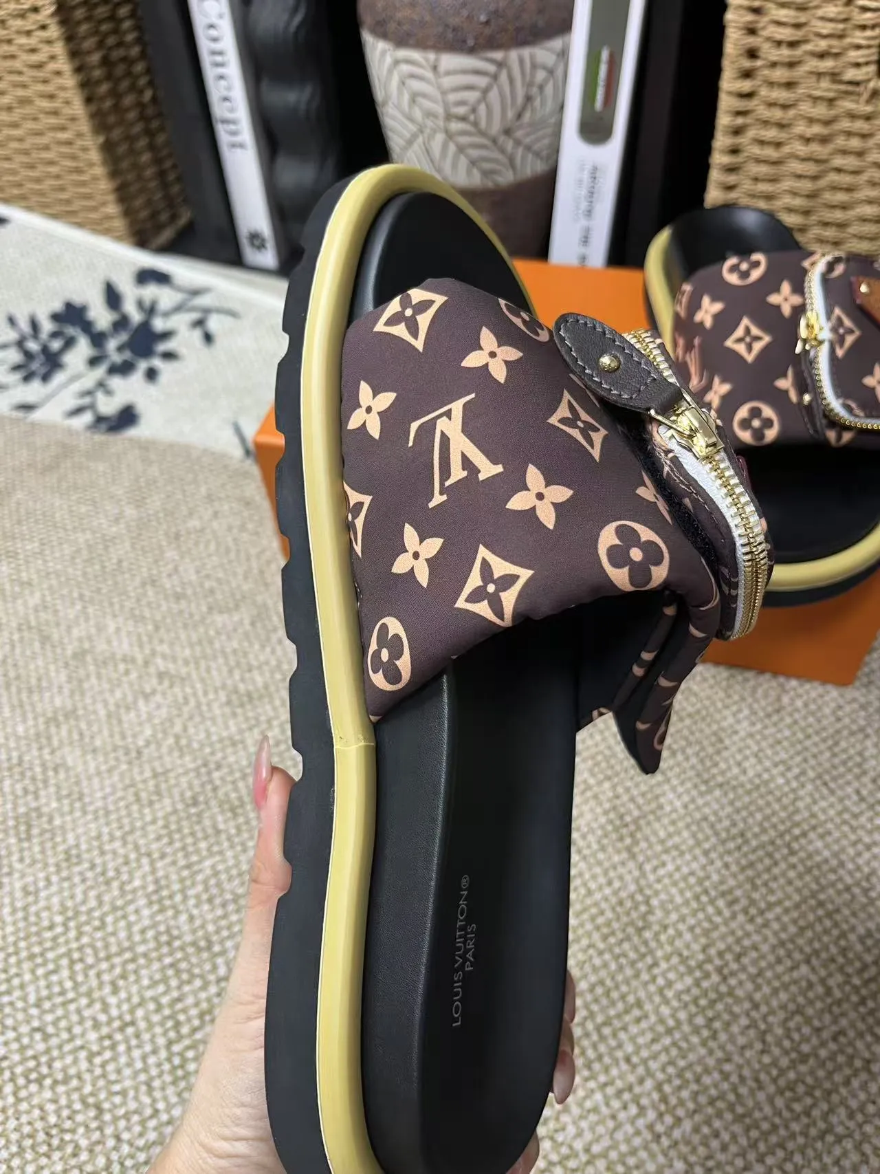 P380 yuan LV Louis Vuitton Full of high-end feel! A popular model among bloggers at home and abroad, it’s retro and fashionable, and looks stunning on your feet! Mainly recommended model on the official website★ ━━━━━ ЅᏇєєt ━━━━━ ▪️Upper: original calfskin ➕5D printing process ▪️Inner: imported mixed sheepskin ▪️Outsole: original molded foam outsole ▪️Size: Female 35-40 Men's 39-44 (women's 41 men's 45)